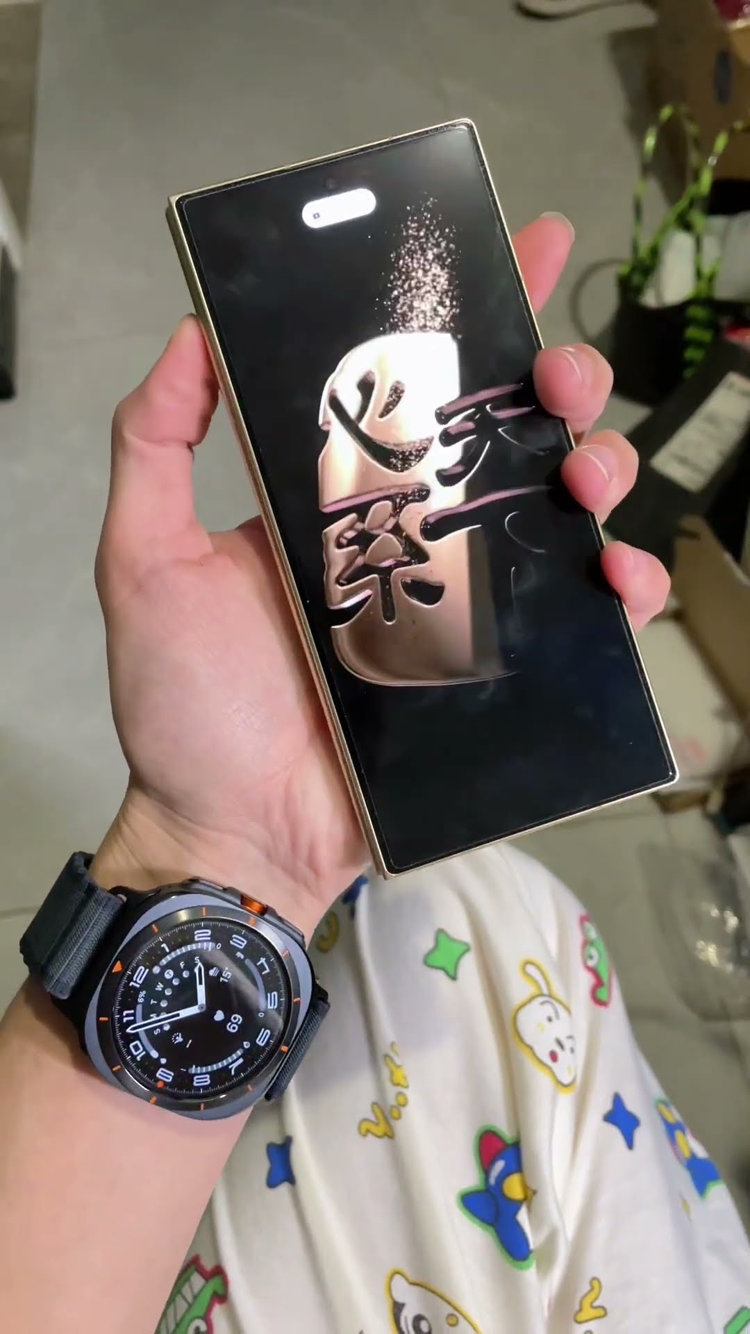 The Rolls-Royce of the mobile phone industry cares about the world Samsung W25 Samsung Watch Ultra
