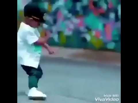 طفل يرقص على أغنية مي كنا