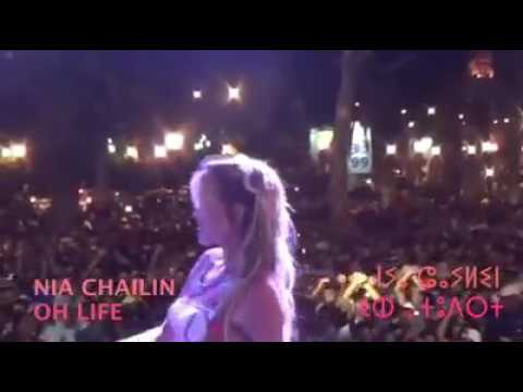 فنانة أمريكية عالمية تغني للجمهور أغنية أمازيغية رائعة 