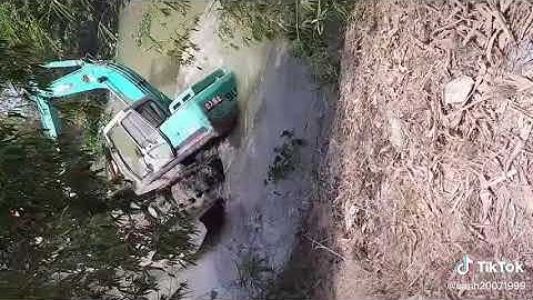 Máy xúc xuống phà bị lật