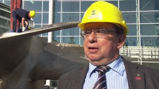 SMM 2014: Crane installation of the ship propeller