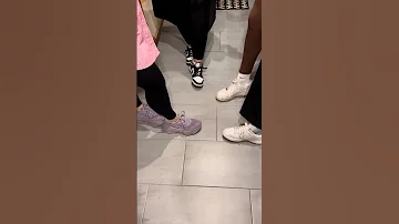 مجموعة بنات يخلعوا جزمهم وشرباتهم اقدام بنات اقدام فنانات Feet Socks Sockshorts شراب جوارب 