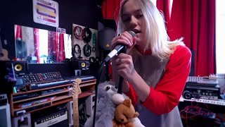 Miniatura de vídeo de "Alice In Chains - Nutshell (Cover by Carlie Hanson) | Exclusive Premiere!"