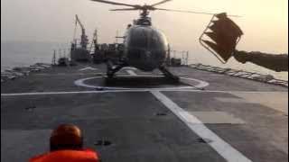 Helikopter Angkatan laut mendarat di kapal perang