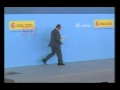 El rey juan carlos golpeado por un angry bird king of spain gets hit by an angry bird