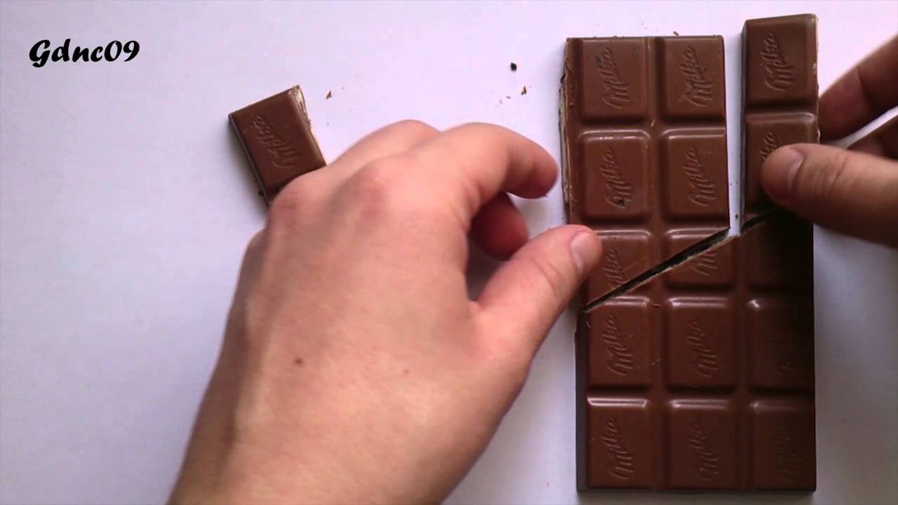 Видео с шоколадкой. Лишний кусочек в шоколаде. Маленький кусочек шоколадки. Лайфхак с шоколадкой. Разрезание шоколадки.