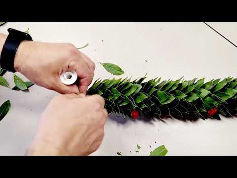 Video: Come si fa una corona di foglie di alloro?