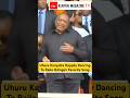 Uhuru Kenyatta Tanzt Während Des Staatsbegräbnisses Fröhlich Zu Raila Odingas Lieblingslied Im Ny Uhuru Kenyatta Tanzt Während Des Staatsbegräbnisses Fröhlich Zu Raila Odingas Lieblingslied Im Ny