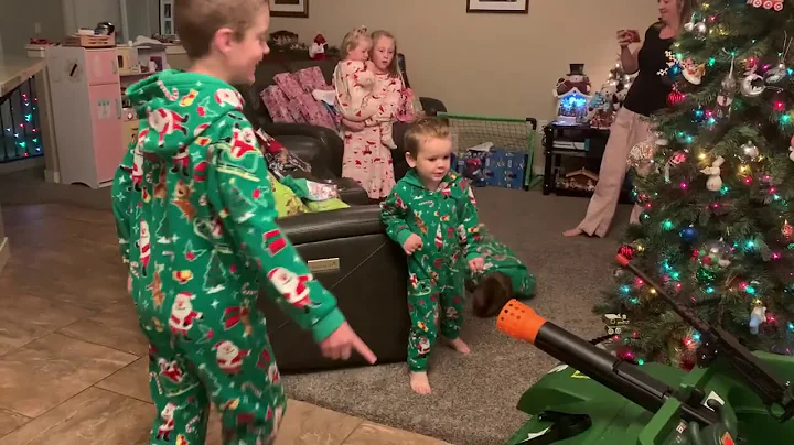 Kid Dramatically Faints On Floor After Witnessing His Christmas Gift - 1168945
