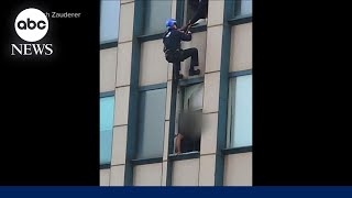 Man dangles from NYC skyscraper in standoff