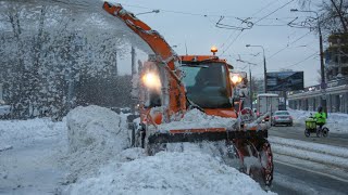 Снежный коллапс в Минске. Две тысячи коммунальщиков пытаются выкопать город из-под снега