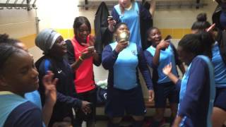 Les féminines du Paris FC dansent après la victoire contre Vexin AS