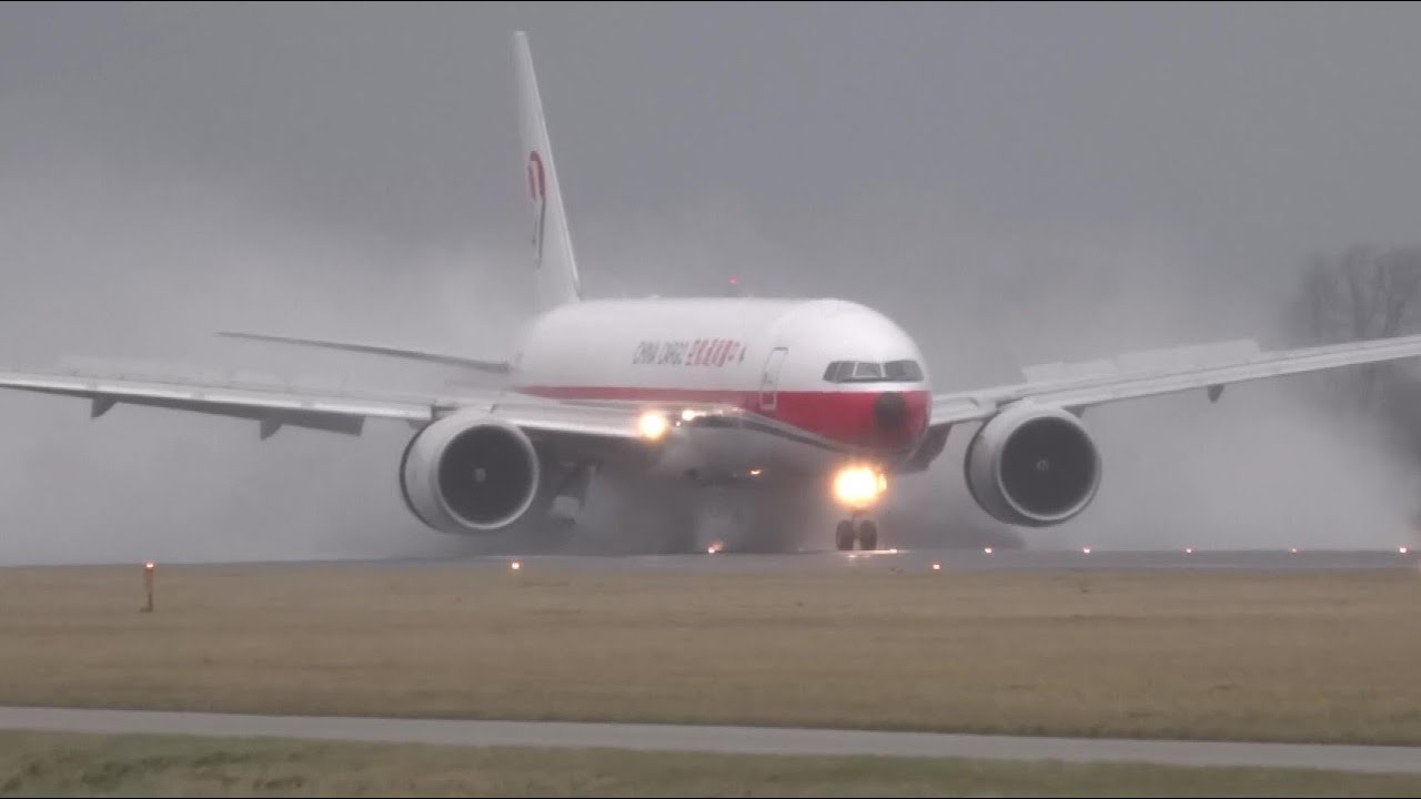 THRUST REVERSE greatly used by this China cargo B777F  flight CK205 from Shanghai
