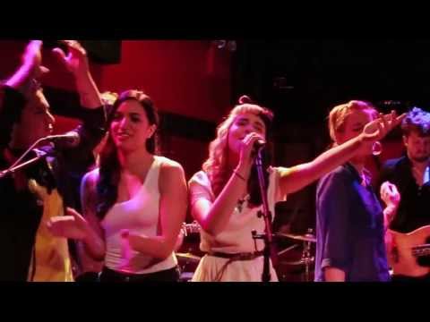 Melanie Martinez, Bryan Keith, Adriana Louise, Suzanna Choffel, and Mike Squillante from NBC's The Voice Season 3 perform Maroon 5's "Love Somebody" with the 1x5 Songwriter's Showcase house.