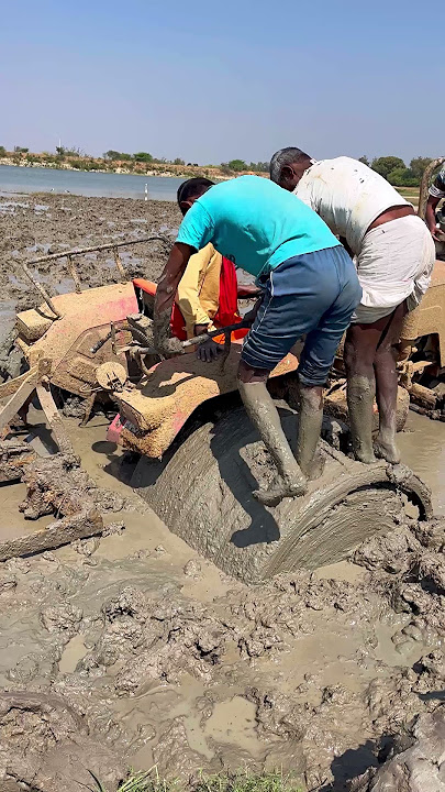Mahindra tractor stuck in mud #shorts #tractor