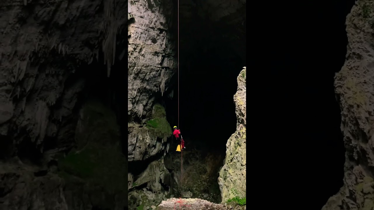 Rappelling into a cave is super cool 洞穴速降真的超酷