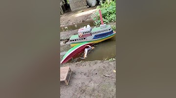 Naik Perahu Ketabrak Kapal Tenggelam