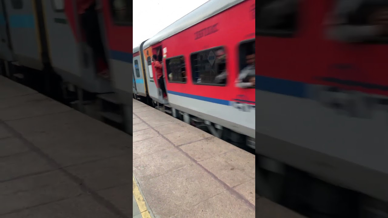 Jaipur-Mysore express with WAP-7 engine arriving at RKMP,Bhopal. 