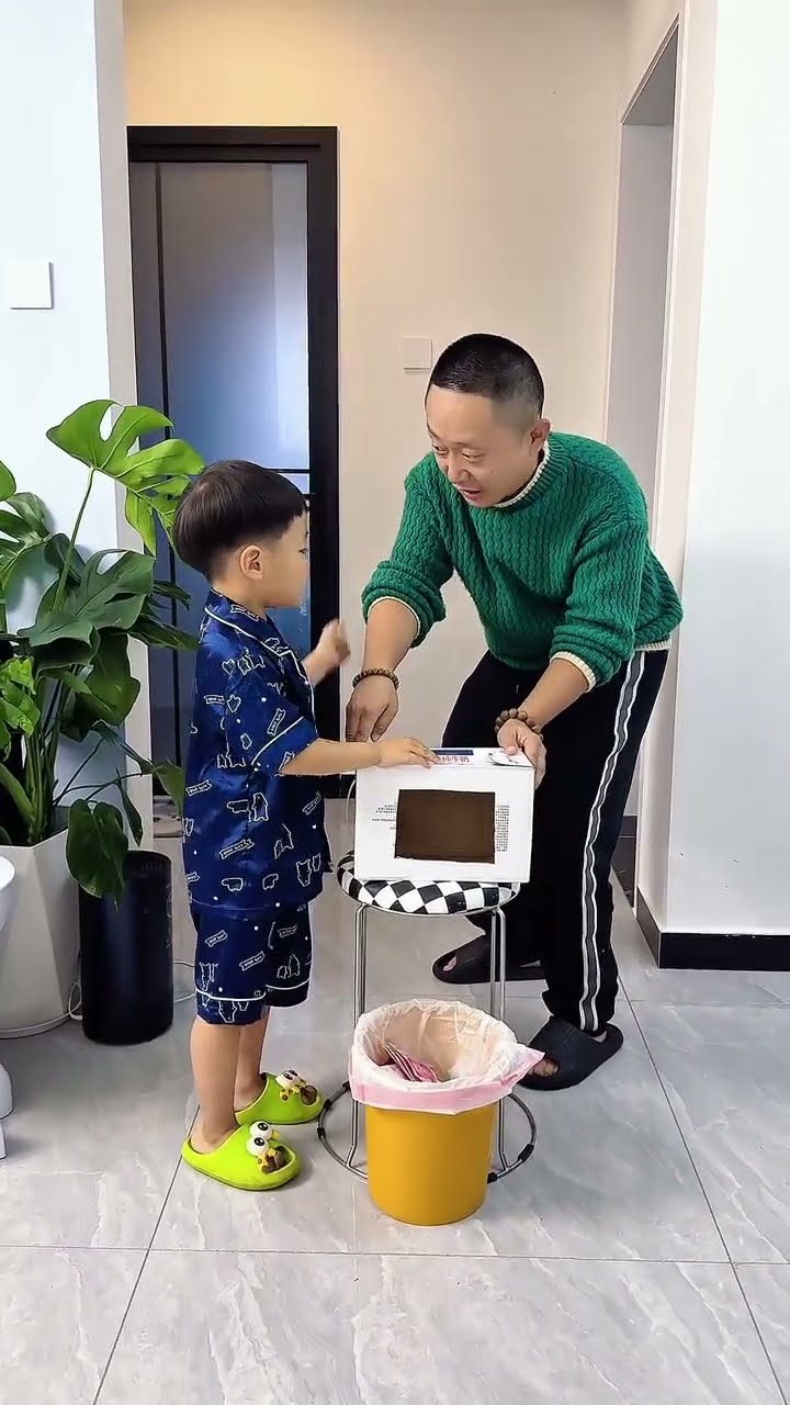 跟爸爸要点零食钱太难了，儿子想出这招，还得是他！#Cute baby#Cute#呆萌小米宝#聪明宝宝#萌娃#整蛊#测试