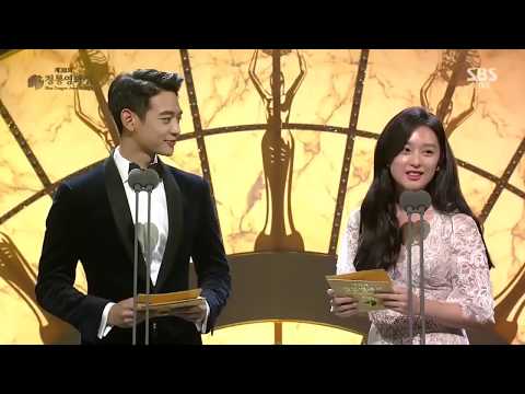 [ENG SUB] Kim Ji Won PERFECT AEGYO at Blue Dragon Film Awards 2017