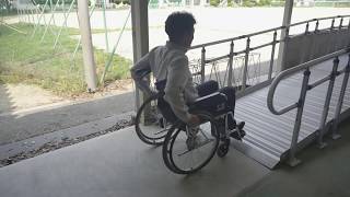 学校の段差解消事例　手すり付きアルミスロープの設置