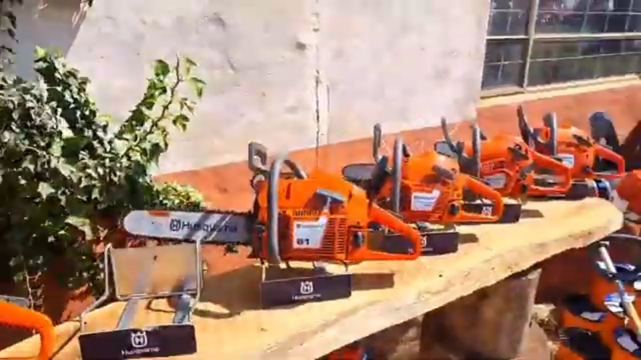 Reef Chainsaw Centre hou al die benodighede aan om die kettingsaag te diens by Die Krip Landboufees