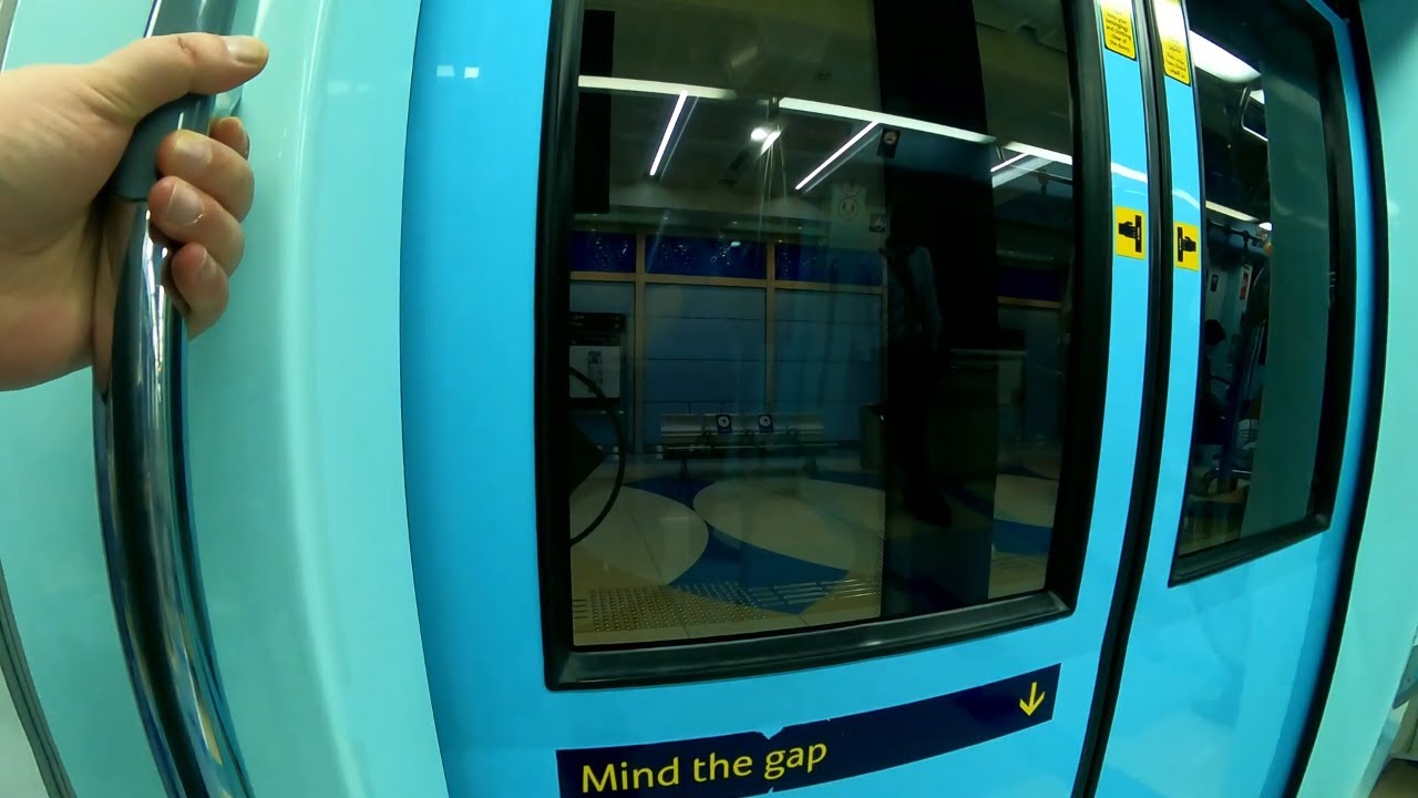 Объявления на станциях метро Дубая