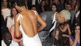 Rihanna and Chris Brown Kiss And Hug On MTV VMAs Stage 2012