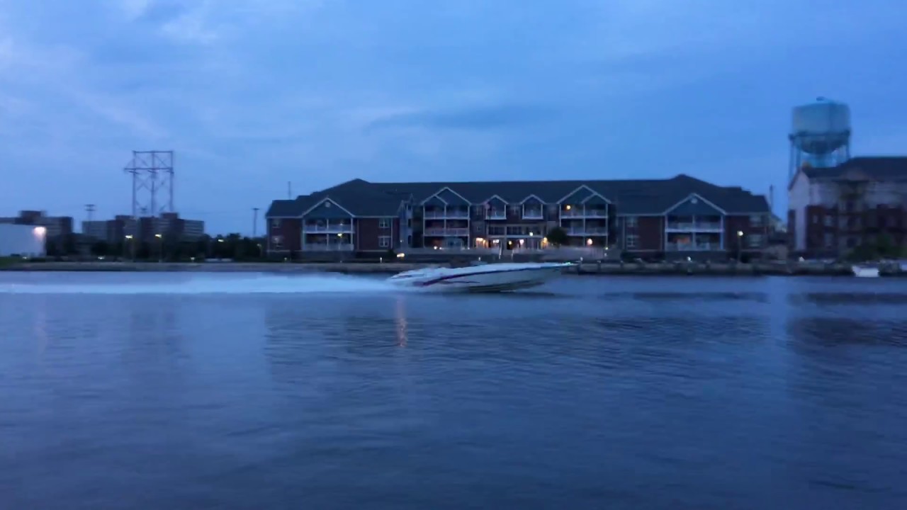 Fountain 38 Lightning, Aloha II passing us like we’re sitting still