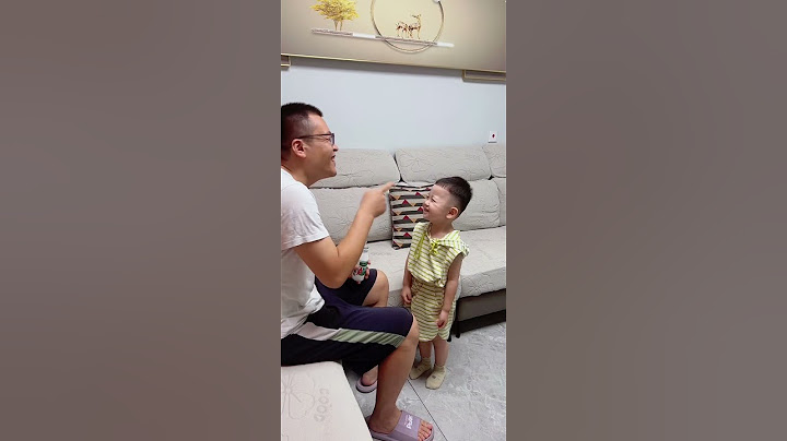 爸爸正在教儿子喊爸爸！不料宝宝却喊出了360度大转弯😂#爸爸带娃 #学说话的宝宝 #小铁的家庭生活