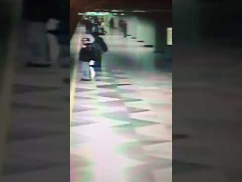 Muere mujer al ser empujada a vías del Metro