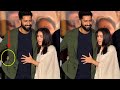 Vicky kaushals tightly hugs to sara ali khan in live show