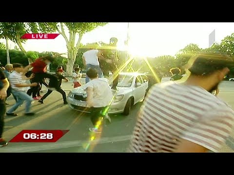 აქციის მონაწილეებმა პოლიციელებს ქვები და ჯოხები დაუშინეს