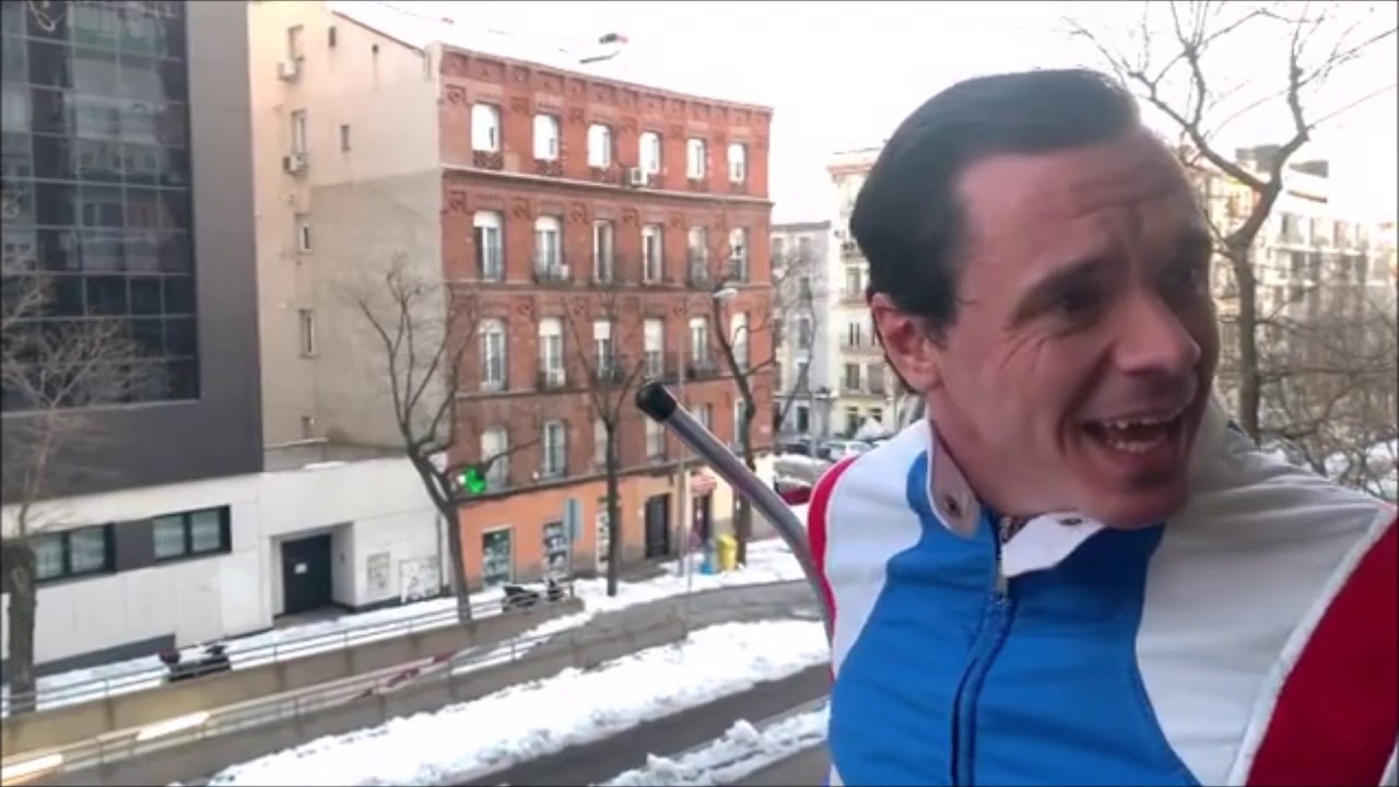 Videos Pijo esquiador en balcón