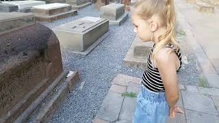 видео: Армения. Эчмиадзин, действующий храм. картинка: Армения. Эчмиадзин, действующий храм.