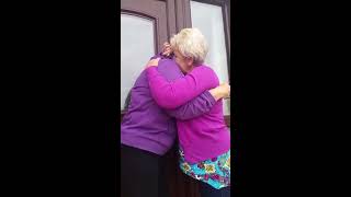 Emotional sister reunion - 1035970