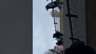 Полицейские в Казани ставят протестующих на колени.