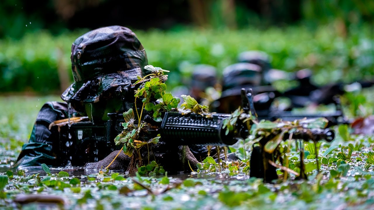 Batalyon Infanteri Para Raider 502 Kostrad - YouTube