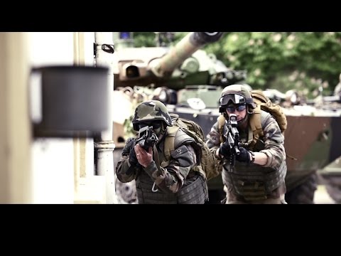 Vidéo: À Quoi Ressemble Un Uniforme De Hussard