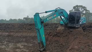 ฝนลง พายุเข้า ฟ้ามืดมัวดิน kobelco sk200-8-ธรรมดา ขุดบ่อเก็บมุมสี่ มาดูกัน excavator