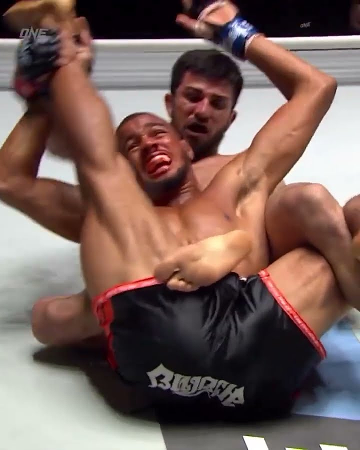 Jaw-dropping submission attempt ??