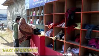 WALL OF KINDNESS || HELPING PEOPLE STAY WARM || TOP 5 ACTS OF KINDNESS