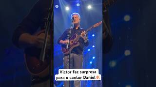 Victor faz surpresa para o cantor Daniel