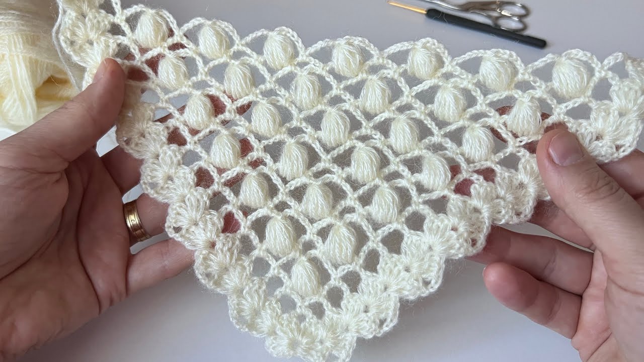 ОЧЕНЬ КРАСИВО 💯 Простой узор для вязания крючком треугольной шали #вязаниекрючкомшаль #вязаниекрю...