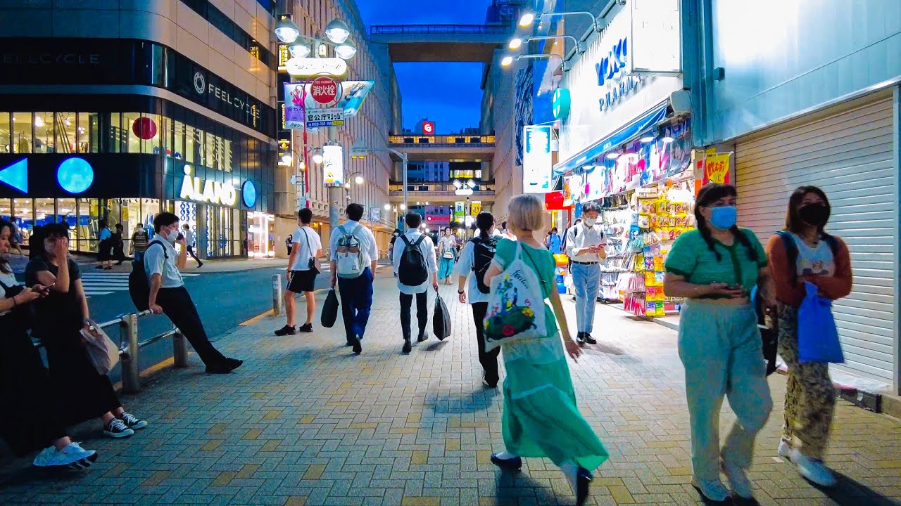 街中の幸せ Shibuya at dusk - The bustle of Shibuya Center-Gai（夕暮れ時