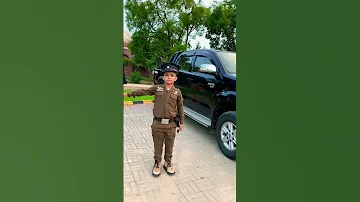 پاکستانی بچے بھی جنگ کے لیے تیار سات سالہ بچے نے وردی پہن کر انڈیا سے مقابلہ کرنے کی تیاری لی Army 
