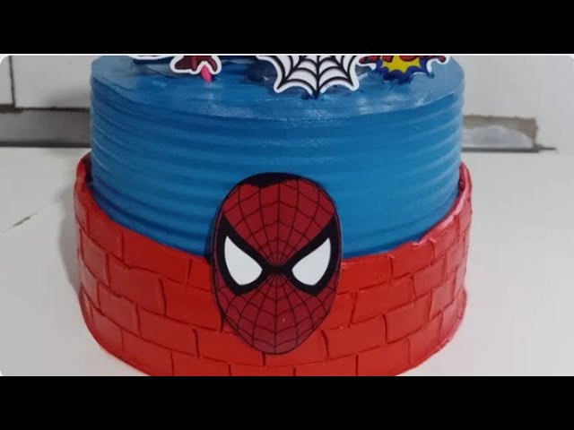 Bolo de dois andares com cara Homem Aranha™