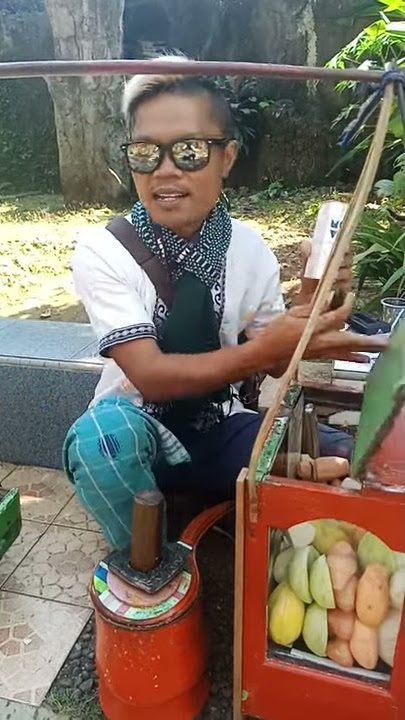 Mang Cipoy tukang rujak bersuara merdu dgn Kuy