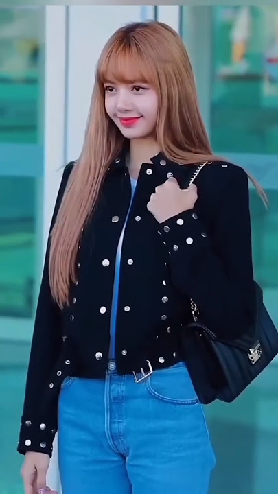 Her outfit tho✨ #blackpink #lisa