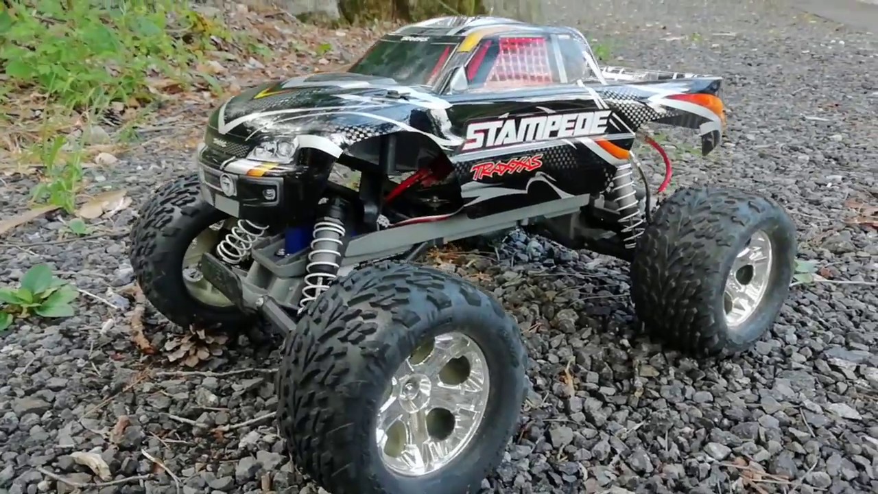 キャンプ場でラジコンのモンスタートラックを激走!【トラクサス・スタンピード】